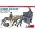 SOLDADOS ALEMANES CON BIDONES DE COMBUSTIBLE EDICIÓN ESPECIAL E1/35